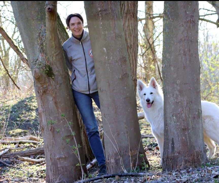 1000103833 Chiot blanc qui joue